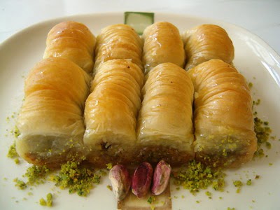 tatli gnder Essiz lezzette 1 kilo Fistikli Sari Burma  Antalya cicekciler , cicek siparisi 